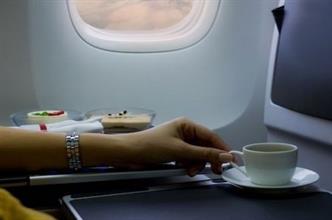 د/ بسمة هنداوي: أضرار تناول شرب القهوة علي متن الطائرة 