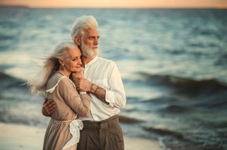 بسبب الهرمونات والجينات ونمط الحياة: النساء أطول حياة من الرجال