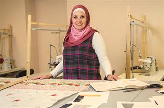 رحلة «كاترين كيم» من الجراحة إلى تصميم الأزياء الإسلامية