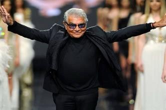 وفاة مصمم الأزياء الإيطالي روبرتو كافالي عن عمر يناهز 83 عامًا