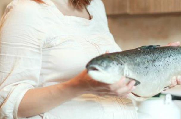 للمرأة الحامل.. السمك يحمي جنينك من الإصابة بالربو