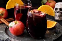 عصير التفاح والكرز اللذيذ بـ أعواد القرفة